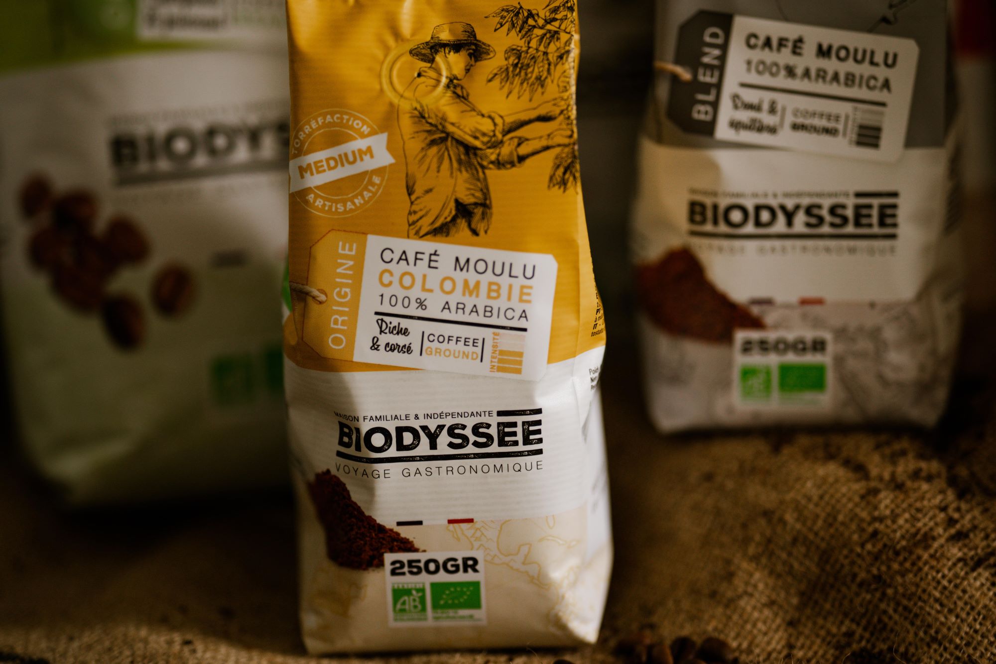 Paquets de café bio moulu et en grains de la marque Biodyssée